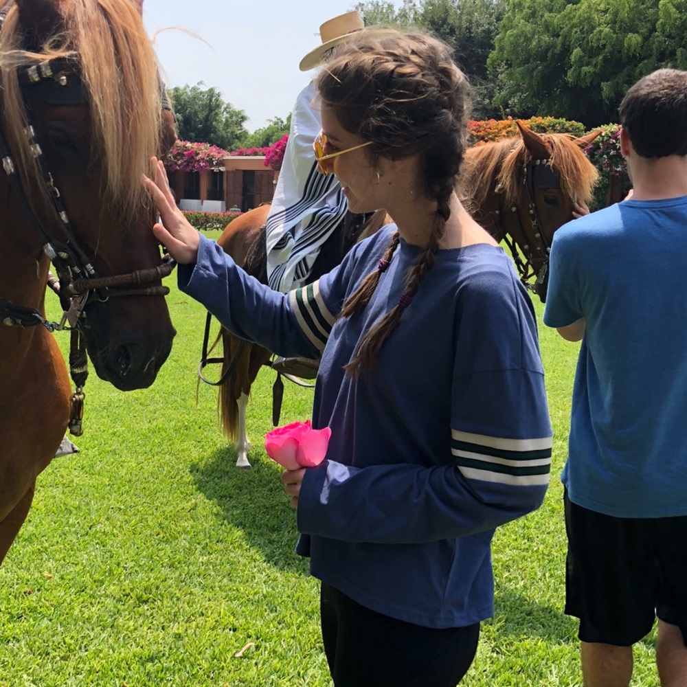 URBAN OUTFITTERS LONG SLEEVE TEE 🌎